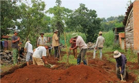 Khởi công xây nhà tặng gia đình chị Quê.