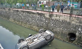 Audi Q7 ‘chổng vó’ dưới mương nước