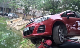 Sự việc xảy ra vào khoảng 12h ngày 23/12 tại khu vực hồ Láng Thượng (Đống Đa, Hà Nội). Vào thời điểm trên, người phụ nữ khoảng 40 tuổi điều khiển chiếc xe ô tô màu đỏ vào khu vực cổng sau Bệnh viện Phụ sản Hà Nội. 