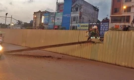 Sự cố rơi thanh sắt xuống đường vào tối ngày 10/5. Ảnh: Nguyễn Thành Công.