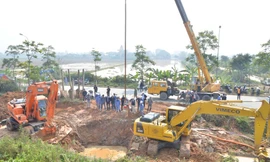 Vỡ đường ống, 7 vạn hộ dân Hà Nội bị cắt nước