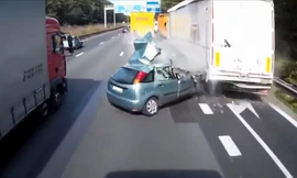 Ô tô nát bét trên cao tốc sau cú vượt phải