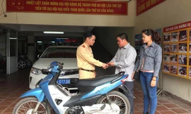 Ông Hiếu cùng con gái vui mừng khi nhận lại chiếc xe máy bị mất cắp.