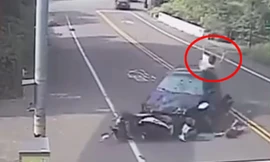 Ô tô đâm liên hoàn 2 xe máy, người bay lên nóc xe