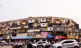 Cận cảnh những khu tập thể ‘đeo ba lô’ giữa Thủ đô