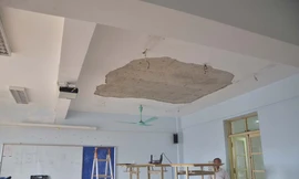 Vữa trên trần nhà bị lở đang được sửa chữa. Ảnh: Thanh Hà.