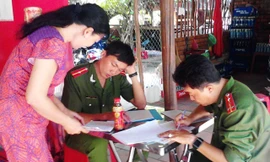 Cảnh sát kinh tế, cảnh sát môi trường lập biên bản những chai Dr Thanh chứa vật lạ tại quán cà phê Đất Mũi.