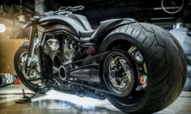 Chiếc Harley-Davidson V-Rod Night Rod độ bánh béo hầm hồ thuộc sở hữu của biker Trần Quang Đức ở Sài Gòn. Anh cũng chính là chủ nhân của nhiều xe phân khối lớn độc đáo. Một trong số đó từng gây sốt giới chơi môtô, đó là chiếc Honda Shadow 600 phong cách v