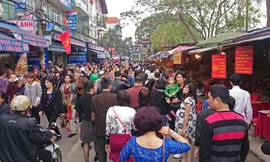 Tắc đường vào Phủ Tây Hồ xin lộc đầu năm