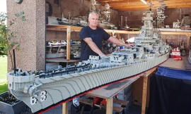 Choáng ngợp với mô hình tàu chiến khổng lồ làm từ Lego