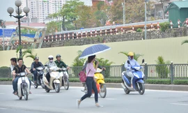 Nhiều sinh viên vẫn phải băng qua đường khi có rất nhiều phương tiện đi qua. Ảnh: Thanh Hà.