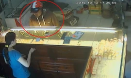 10 video ‘hot’: Vờ mua vàng rồi cướp 2 dây chuyền tháo chạy