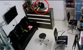 VIDEO: Nữ quái ra tay nhanh như chớp trộm ví, điện thoại