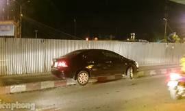 Hiện trường ô tô Civic “mắc cạn” trên cầu ở Hà Đông