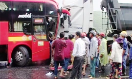 Hai xe mắc chặt vào nhau, biến dạng sau cú tông trực diện.