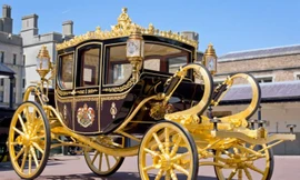Lóa mắt với xe ngựa gắn vàng và kim cương của Nữ hoàng Anh