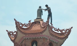 Clip thanh niên leo lên nóc bảo tháp 11 tầng 'hóng mát'