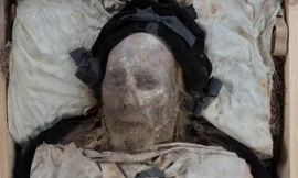 Xác ướp của giám mục Peder Winstrup hầu như nguyên vẹn sau hơn 300 năm từ khi ông từ trần. Ảnh: Guardian.