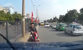 Thanh niên đầu trần chạy chốt 141 suýt đâm vào ô tô