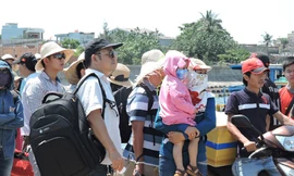 Khách chật vật rời đảo Lý Sơn sau dịp nghỉ lễ