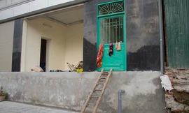 Người dân leo thang vào nhà trên con đường đắt nhất Thủ đô