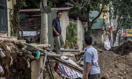 Trèo thang, đi 'cầu khỉ' để vào nhà ở Thủ đô