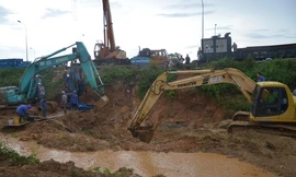 Hàng chục công nhân khắc phục sự cố đường ống nước sông Đà