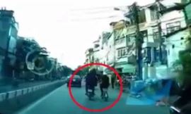 10 video ‘hot’: Hai thanh niên giật dây chuyền táo tợn giữa phố Hà Nội