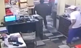 Chủ cửa hàng đấu súng với tên cướp liều lĩnh