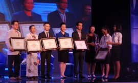 Ban tổ chức tặng hoa cho các diễn giả tham gia diễn đàn.