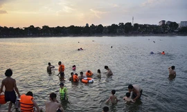 Người lớn, trẻ em bất chấp 'Hà Bá' thi nhau tắm hồ Linh Đàm