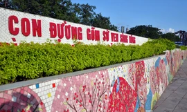 Khởi công đầu 2008, khánh thành vài ngày trước đại lễ Nghìn năm Thăng Long, con đường gốm sứ dài gần bốn cây số ven sông Hồng đã được tổ chức kỷ lục Guinness công nhận là bức tranh ghép gốm sứ lớn nhất thế giới.