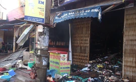 Giây phút phá cửa cứu cả gia đình trong biển lửa