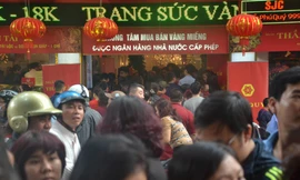 [VIDEO] Người Hà Nội chen chân mua vàng cầu may