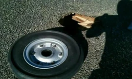 Người dân sống trong tòa căn hộ ba tầng sốc khi phát hiện bánh máy bay rơi xuống mái nhà. Ảnh: CTV News.