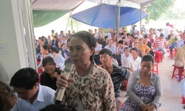 Người dân bức xúc tại buổi đối thoại.