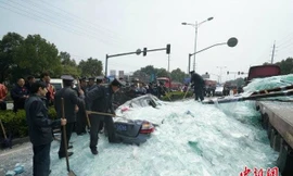 Thủy tinh tràn từ xe tải đè chết 3 người trên ô tô