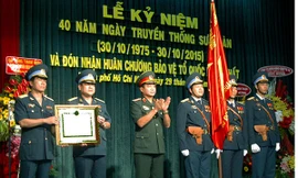 Lễ nhận Huân chương bảo vệ tổ quốc hạng nhất của sư đoàn. Ảnh: N.A.