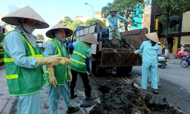 Sáng nay, một chiếc xe tải khi lưu thông trên phố Trần Duy Hưng đã để rơi xuống đường một lượng lớn bùn đất. Sự việc này đã biến đường phố thành... đường bùn, ảnh hưởng nghiêm trọng đến giao thông qua khu vực.