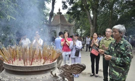 Nhiều người dân lên dâng hương tại các đền.