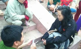 Cô gái được cứu lên bờ.