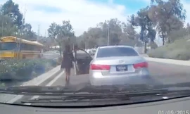10 video ‘hot’: Nữ tài xế mở cửa nhảy khỏi ôtô đang chạy