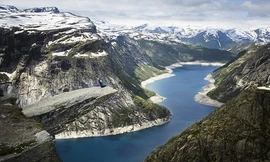 Mỏm núi Trolltunga là một địa điểm rất thu hút khách du lịch tại Na Uy.