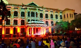 Chương trình do nhóm nghệ sĩ The Core đến từ Berlin (Đức) với những thủ pháp trình chiếu ánh sáng trên nền âm nhạc điện tử của DJ Trí Minh đã tạo nên sự hấp dẫn cho người xem.