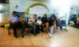 Phụ huynh các em học sinh ngồi chờ các con được cấp cứu.