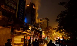 Đám cháy lớn bùng phát trong đêm khiến nhiều người hoảng sợ.