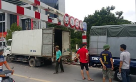 Chiếc xe tải phải xịt hết hơi mới có thể thoát ra ngoài.