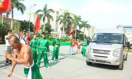 Rợn người với màn khí công đóng đinh vào người kéo xe ô tô