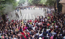 Muôn kiểu xem diễu binh trên phố