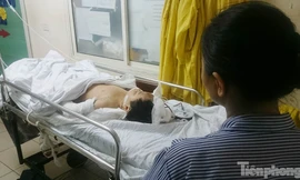 Cháu P. đang được chăm sóc tại bệnh viện. Ảnh: Thanh Hà.